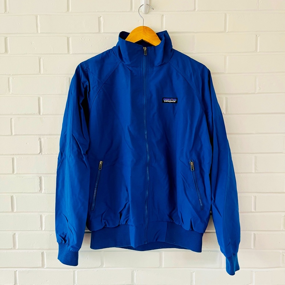 Retro inspired Patagonia lightweight jacket in Men’s size Medium.